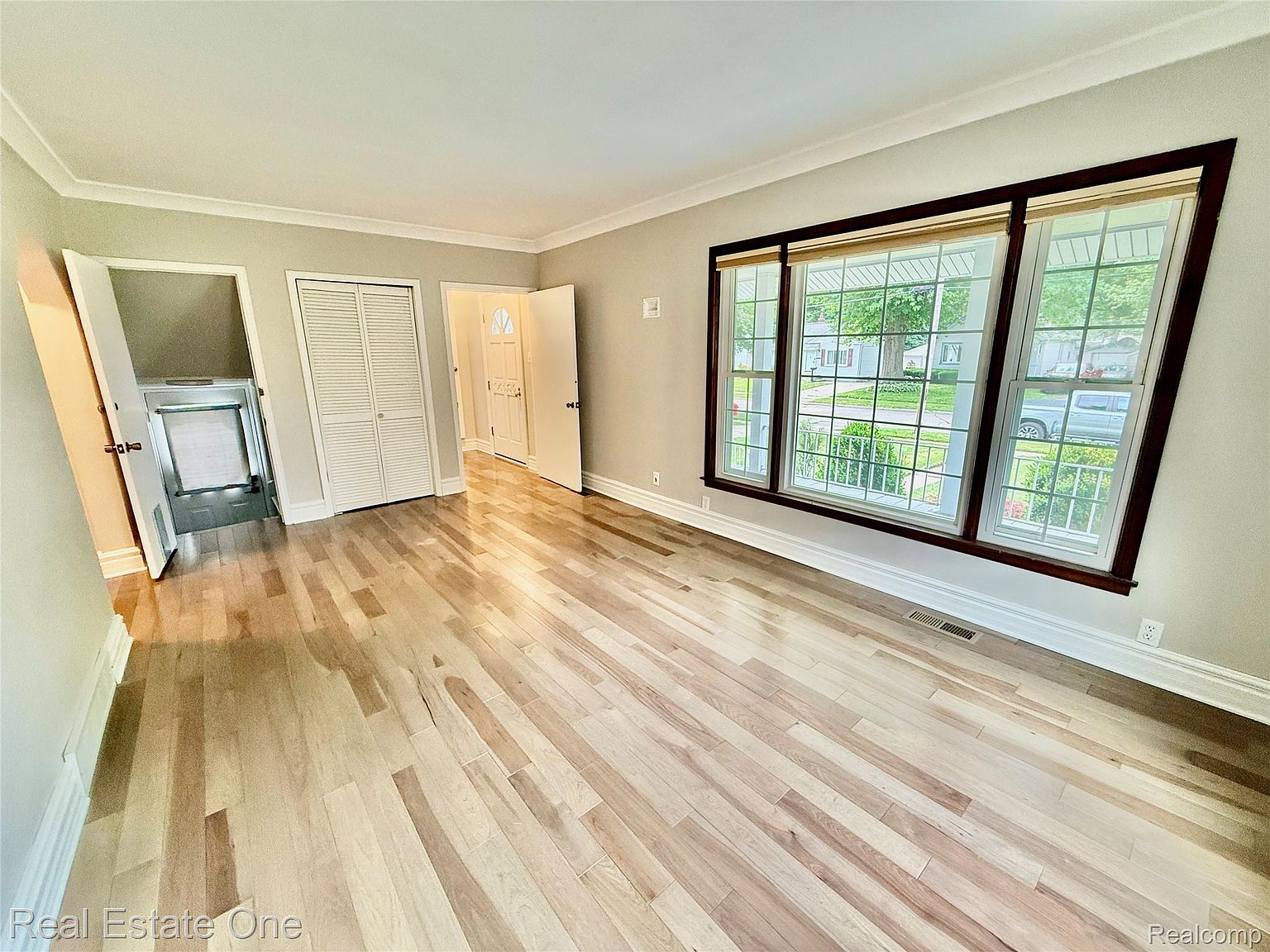865 Grant Ave, photo 8