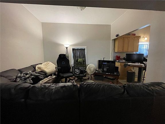 4th image of 662 Pleasant St