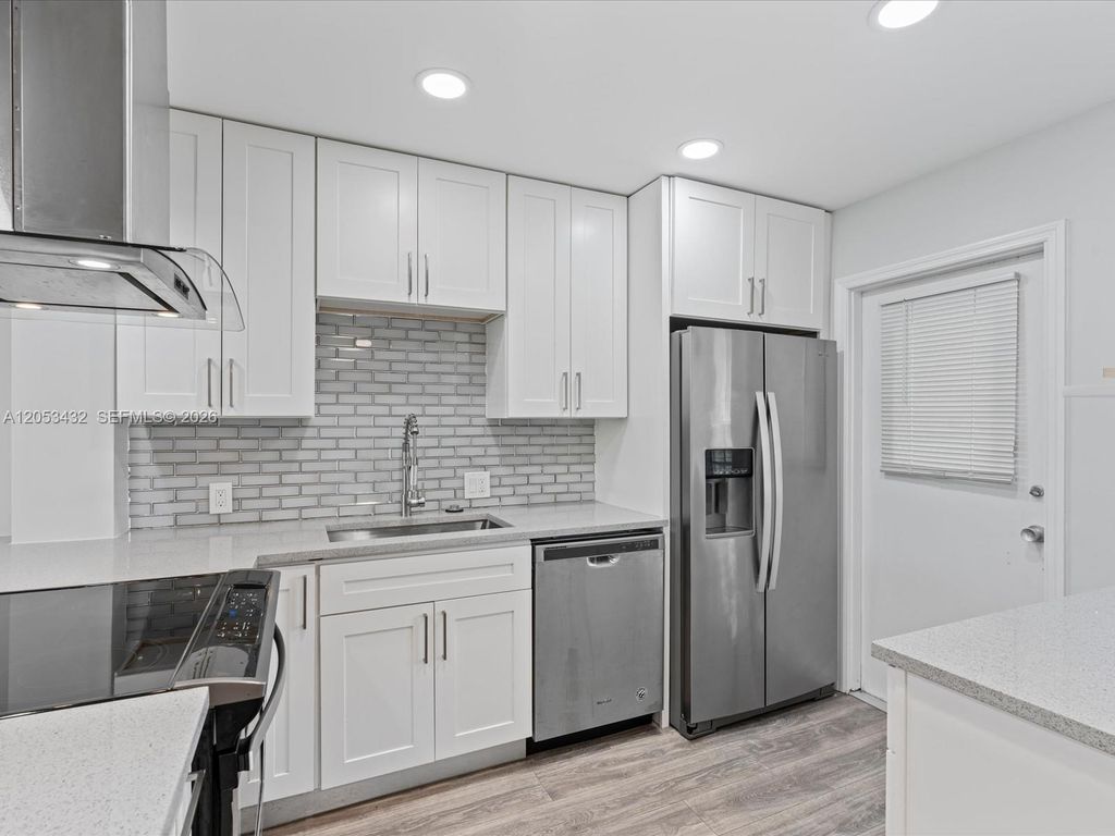 3150 N Palm Aire Dr APT 406, photo 4