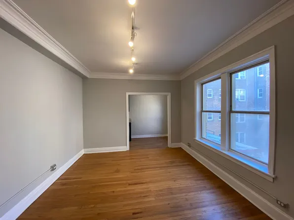 1202 W Granville Ave APT 215, Chicago, IL 60660