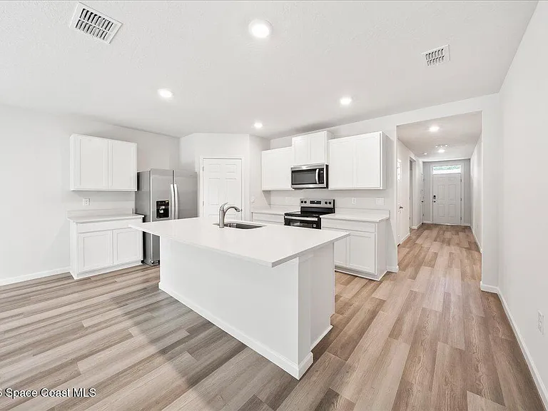 566 Rembrandt St SE — Photo 9