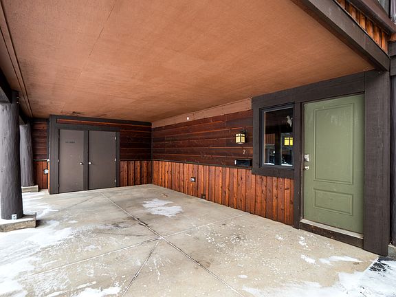 2 ski lockers