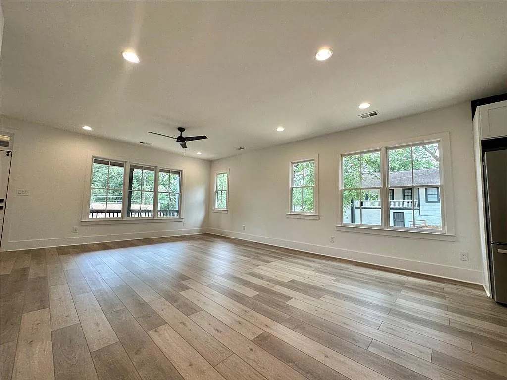 3 bed, 2.0 bath, 2940 sqft, $3,500 — Photo 3