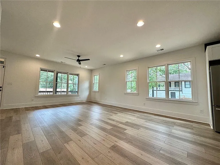 192 Claire Dr SE — Photo 3