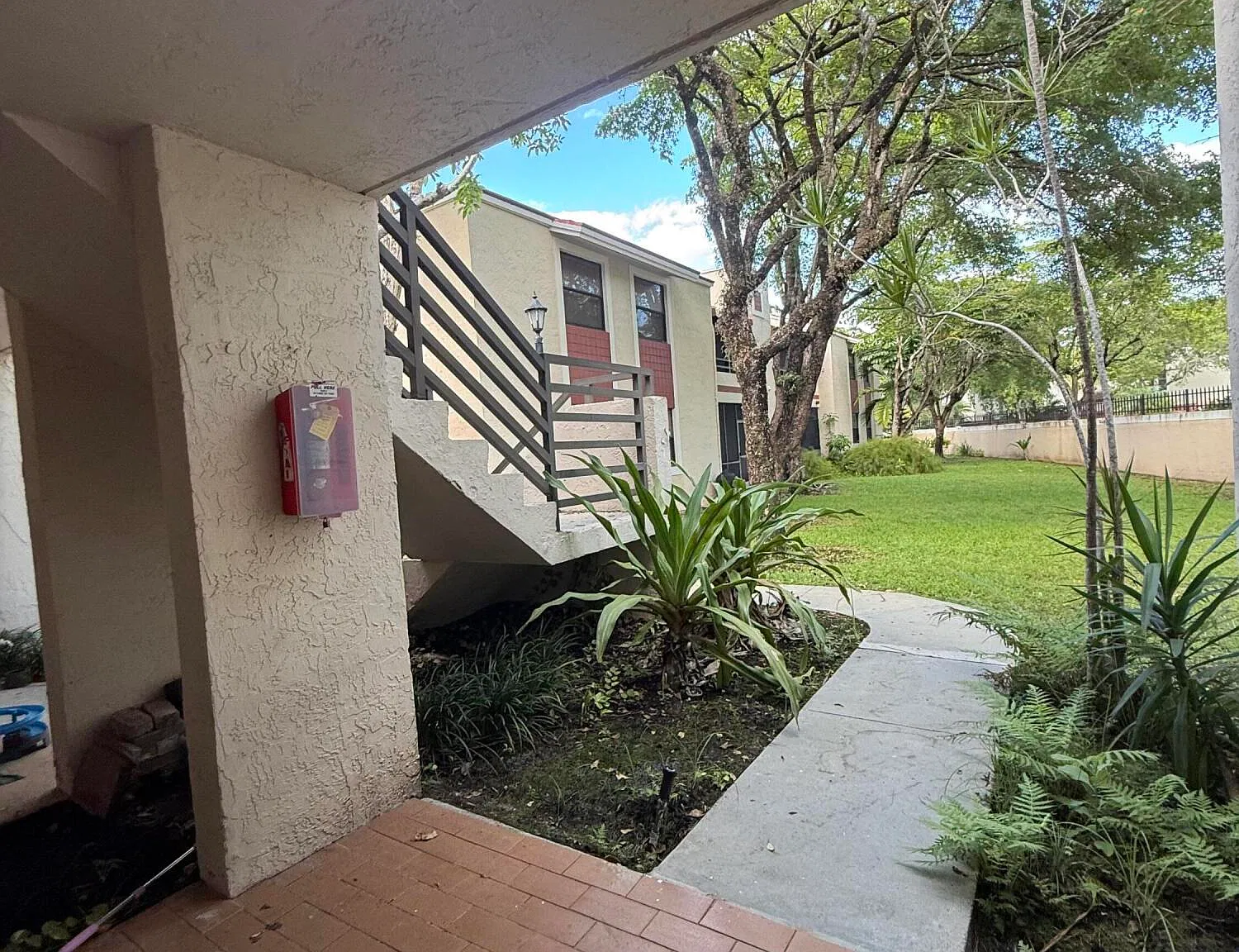 2 bed, 2.0 bath, 978 sqft, $1,900 — Photo 2