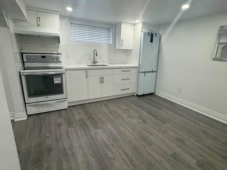 148 Cosburn Ave S #BASEMENT — Photo 5