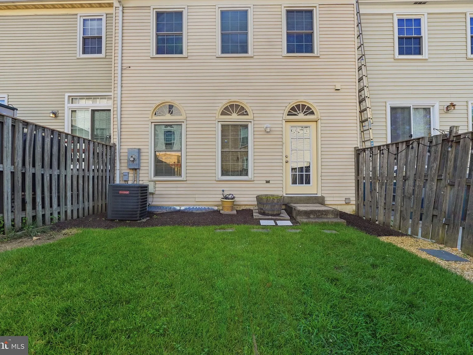 3 bed, 4.0 bath, 2276 sqft, $3,100 — Photo 3