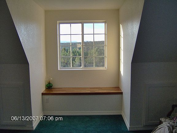 sitting rm w/ window seat