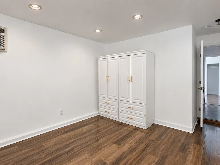 319 N Heliotrope Dr #1 — Photo 10