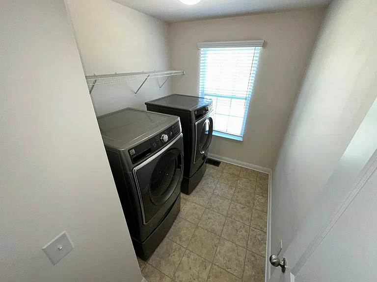 408 Cunningham Ln — Photo 25
