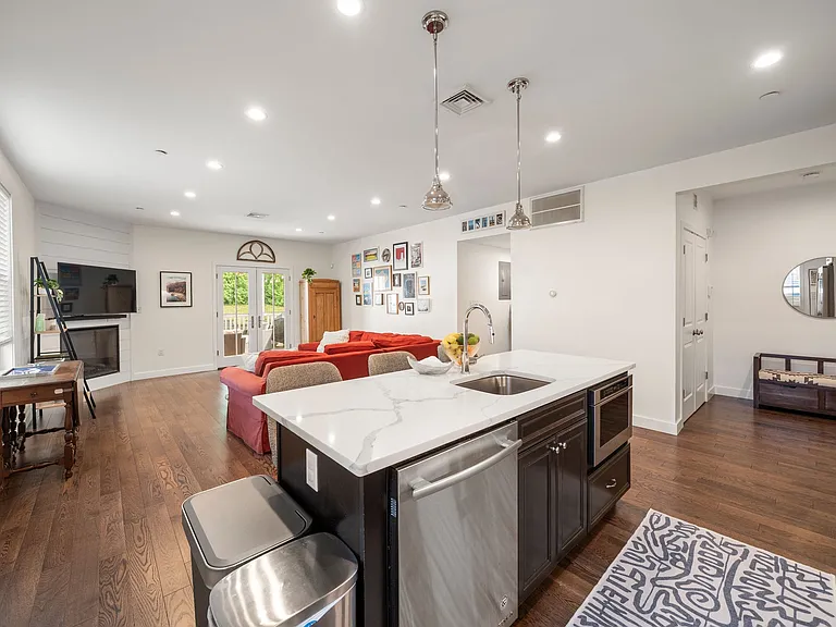 213 E Eagle St #3 — Photo 6