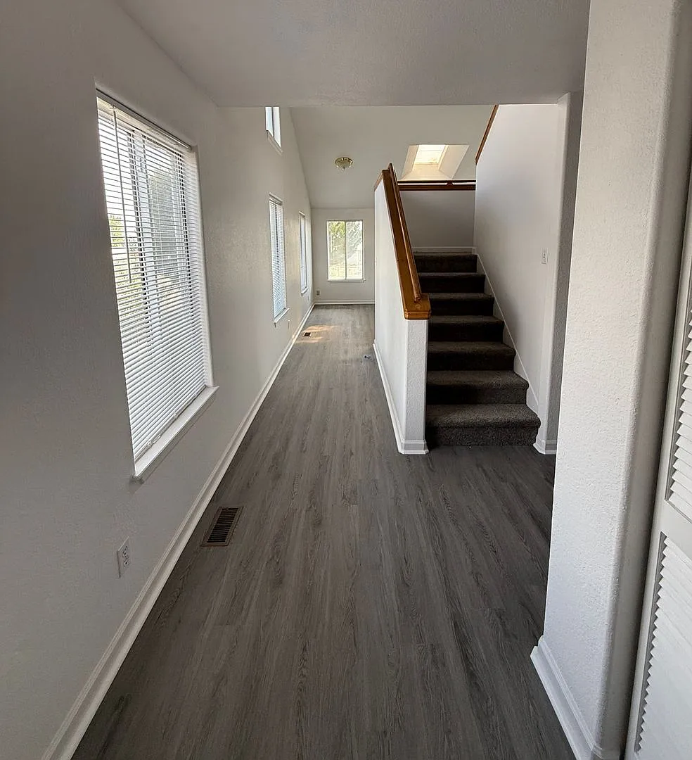 Elbow Dr W 228-230 — Photo 2
