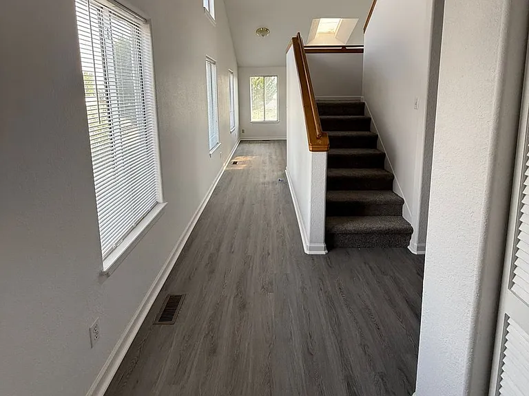 Elbow Dr W 228-230 — Photo 2