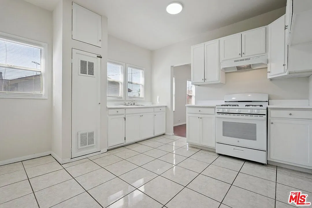 2 bed, 1.0 bath, 900 sqft, $2,150 — Photo 2
