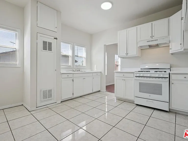 1464 3/4 W 35th Pl — Photo 2