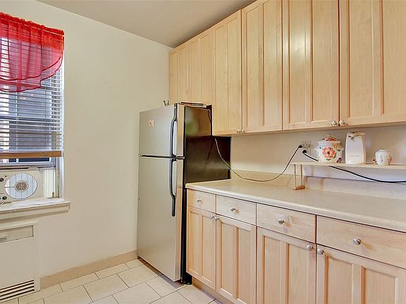 5th image of 8600 Boulevard E