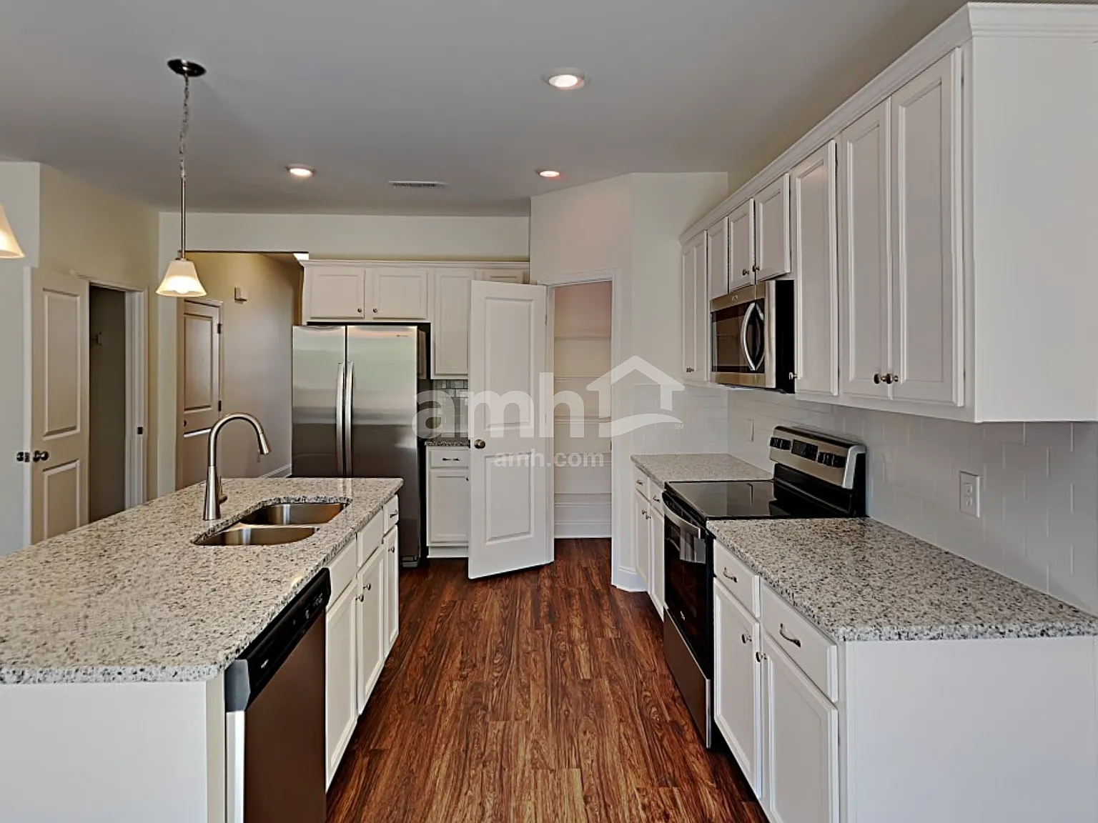 4 bed, 2.5 bath, 2297 sqft, $2,605 — Photo 3