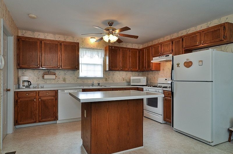 Very spacous kitchen with island, newer appliances that all remain!