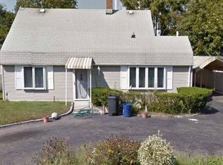 695 Lowell St, Westbury, NY 11590
