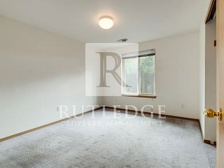 120 Mallory Ln — Photo 18