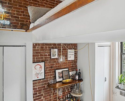 5th image of 156 W 73rd St APT 4R