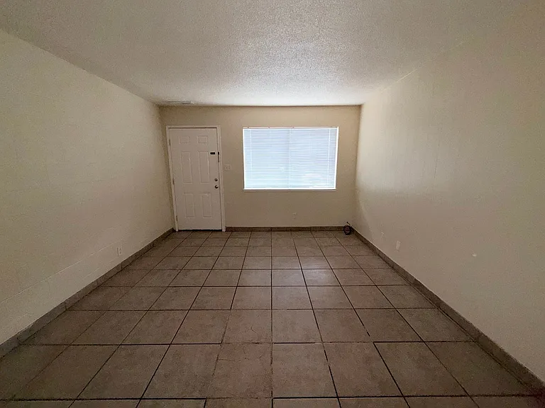 900 Eden Ct — Photo 3