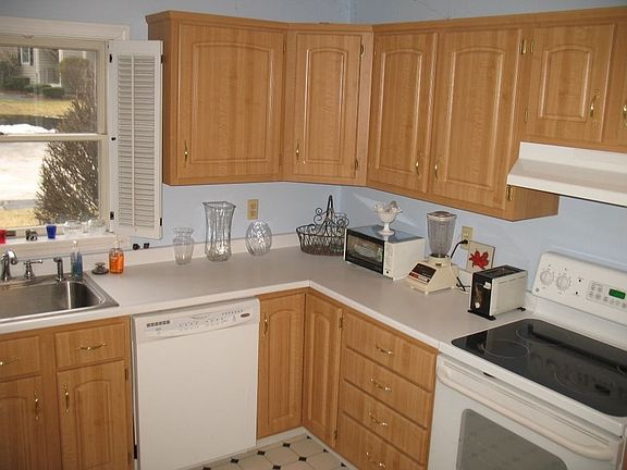 Kitchen: Beautiful maple cabinets