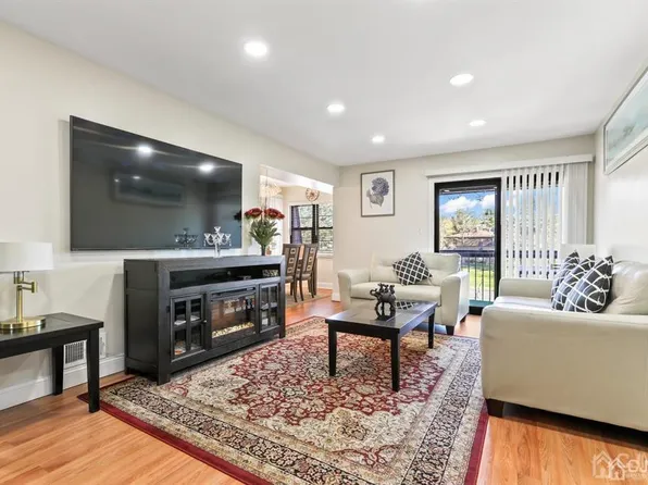 2032 Old Stone Mill Dr, Cranbury, NJ 08512