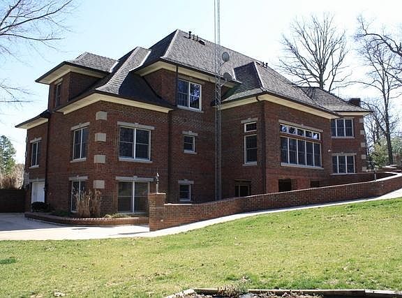 3rd image of 801 S Oakwood Dr