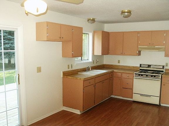 3rd image of 910 E Grant St