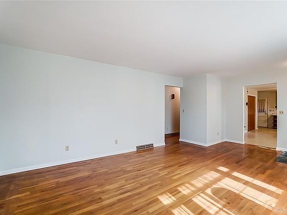 5th image of 221 Hall Ave