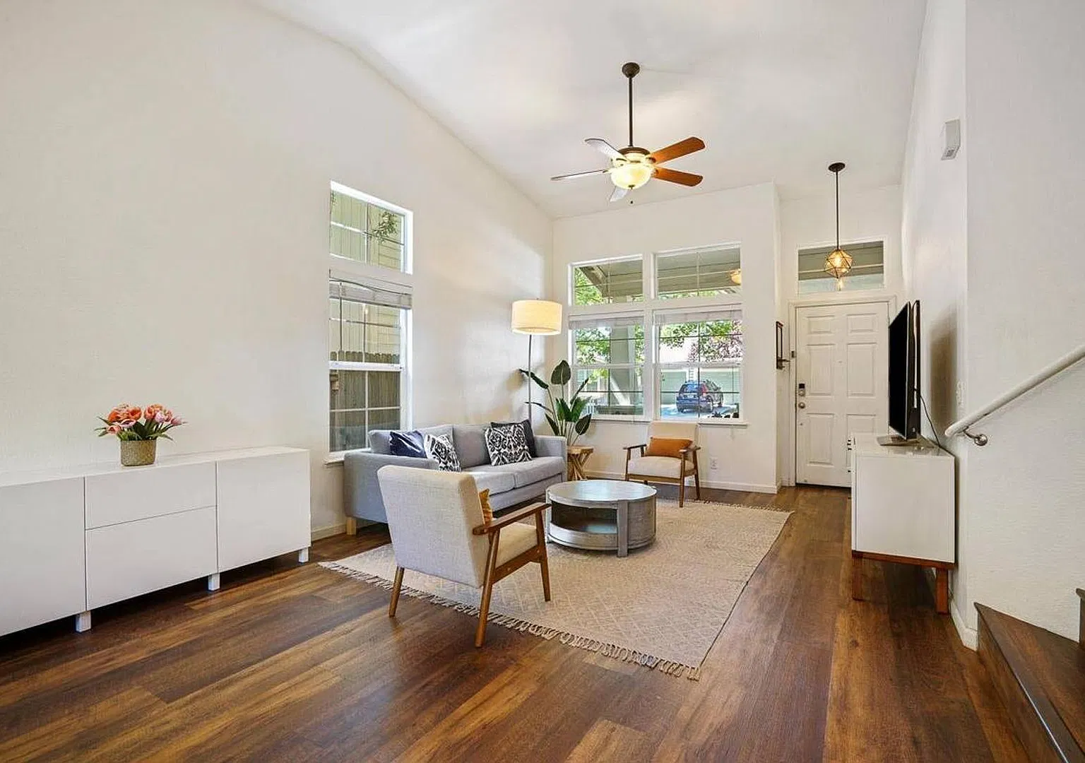 Beautiful 3 Bedroom 2.5 Bath Home in Desirable Davis Neighborhood — Photo 3