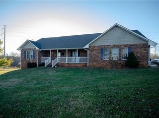 1090 Hunts Grove Ln, Pinnacle, NC 27043