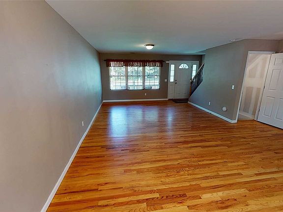 3rd image of 17 Robinwood St