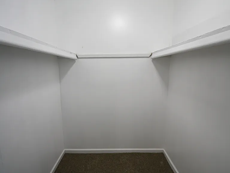 Herbert - Walk-in Closet Herbert - Walk-in Closet