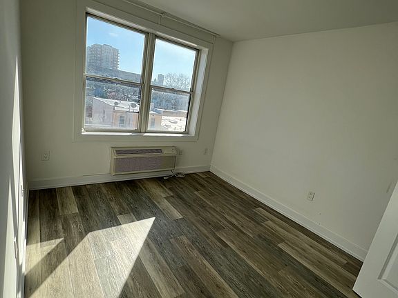 5th image of 130 37th St #7