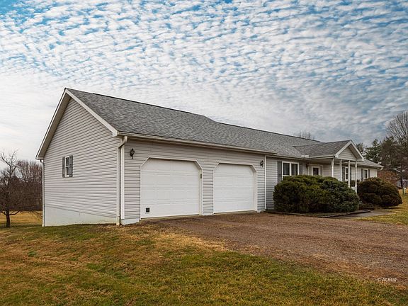 4th image of 1076 Highland Dr