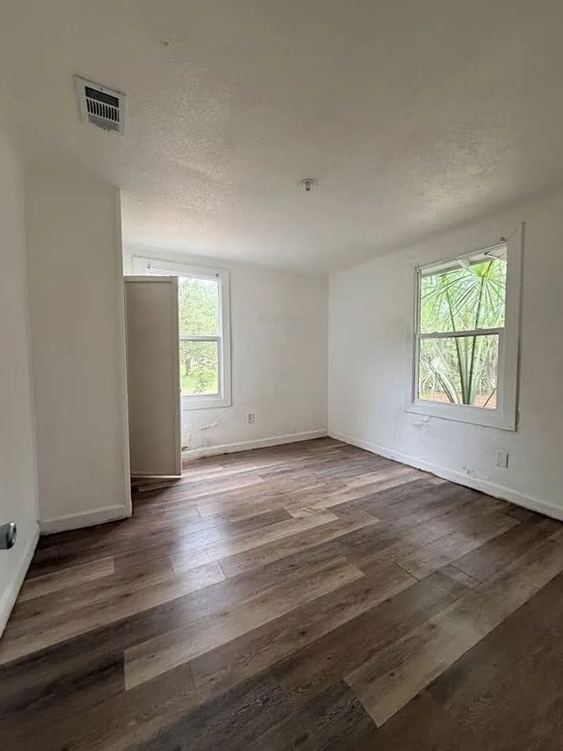 Completely Renovated 3 Bedroom, 1 Bath Home near Historic District in Leesburg — Photo 4