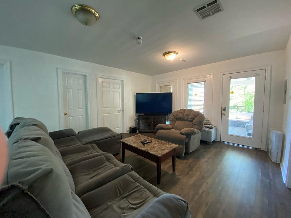 2nd image of 834 Broadway St APT B
