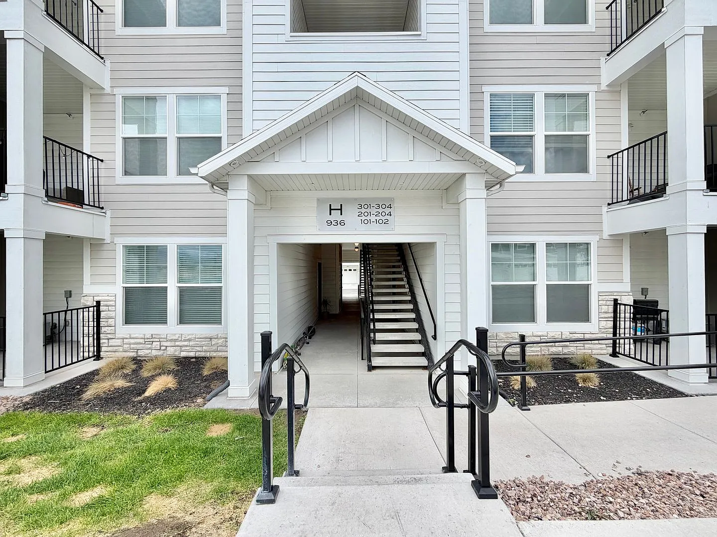 3 Bed Townhome | Mountain Views, Pool, Pickleball & More — Photo 2