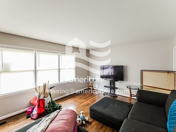 1568836_005_living_room_12856682.jpg