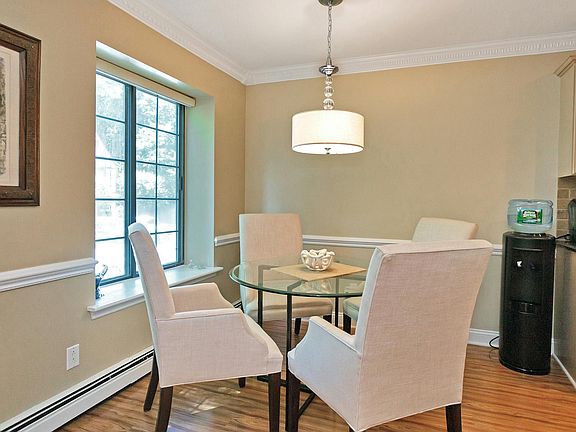 5th image of 24 Foxwood Cir