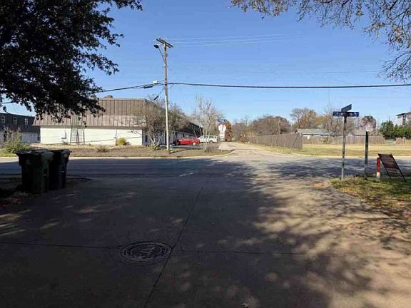 4th image of 903 Glenn Crossett St