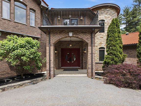 5th image of 8 Janice Ave