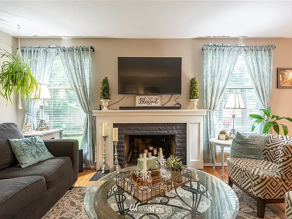 3 bed, 1600 sqft, $3,260 — Photo 4