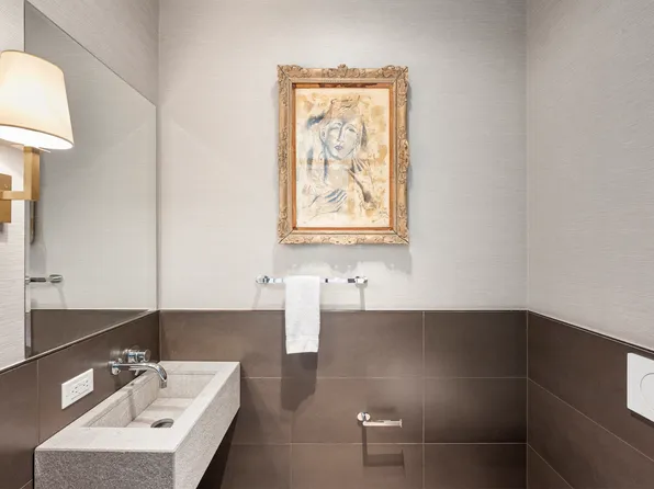 225 West 17th Street image 11 of 11