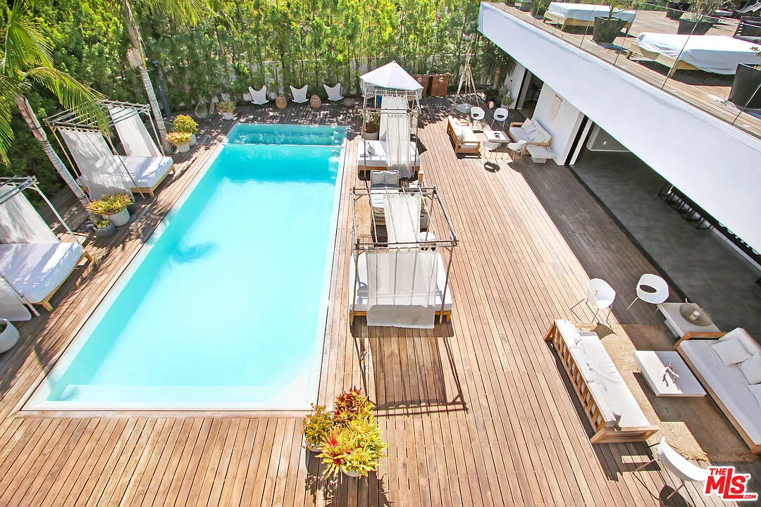 7 bed, 8.5 bath, 8000 sqft, $70,000 — Photo 1