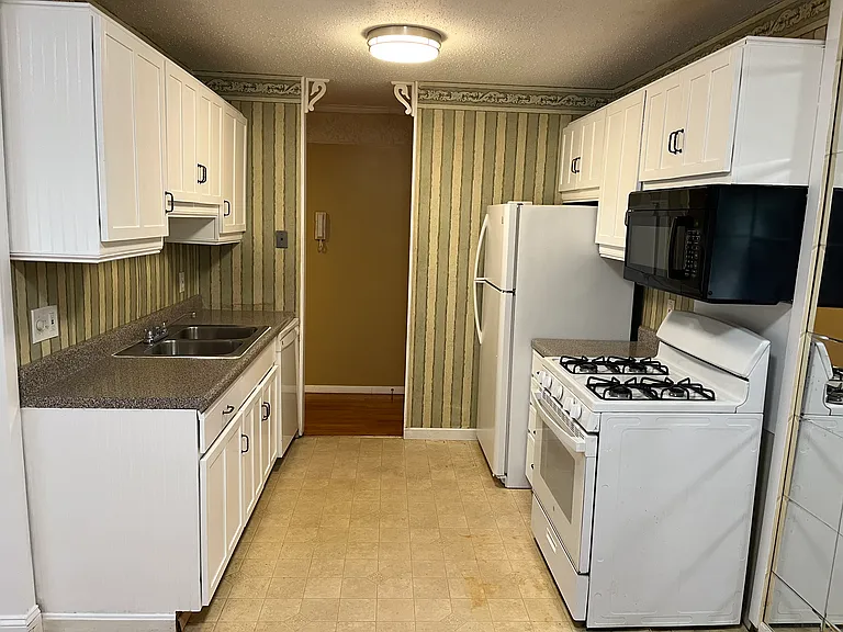 261 Regency Park Dr — Photo 5