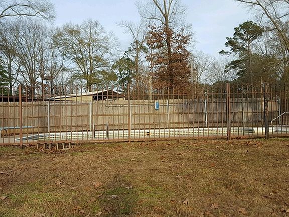 4th image of 860 Woodlake Dr