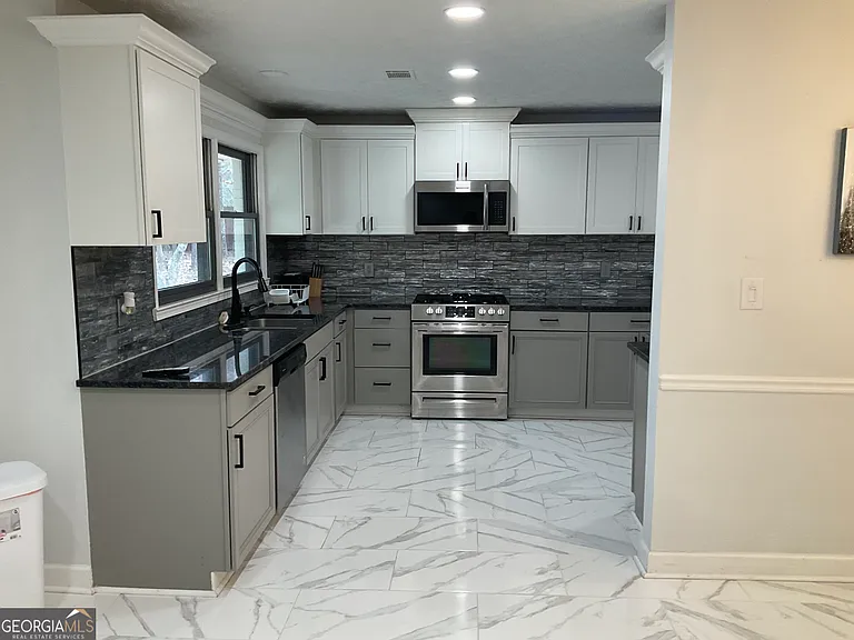 558 Kenwood Rd — Photo 12